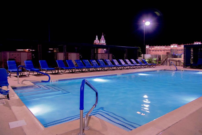 Pools and wading pool Polo Towers